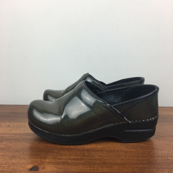 Dansko Women's Size 36 (US 5.5-6) Patent Leather Olive Green Nursing Shoes Clogs - Picture 2 of 12